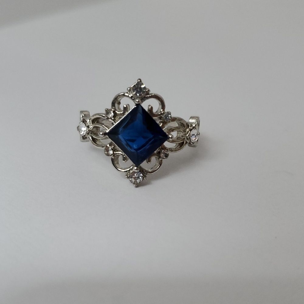 Elegant Silver and Blue Gemstone Ring (Costume Jewelry)